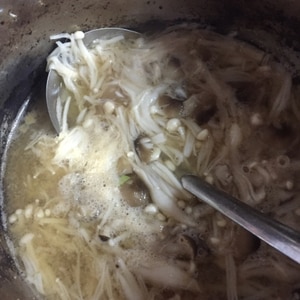 今日のお汁！　「えのきとシメジのお味噌汁」　♪♪